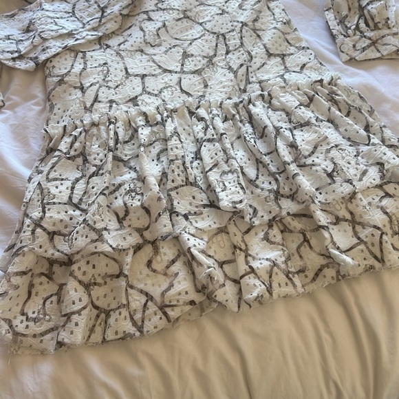 AVANTLOOK SLEEVE PRINTED LACE MINIDRESS IN WHITE BLACK - Picture 8 of 10